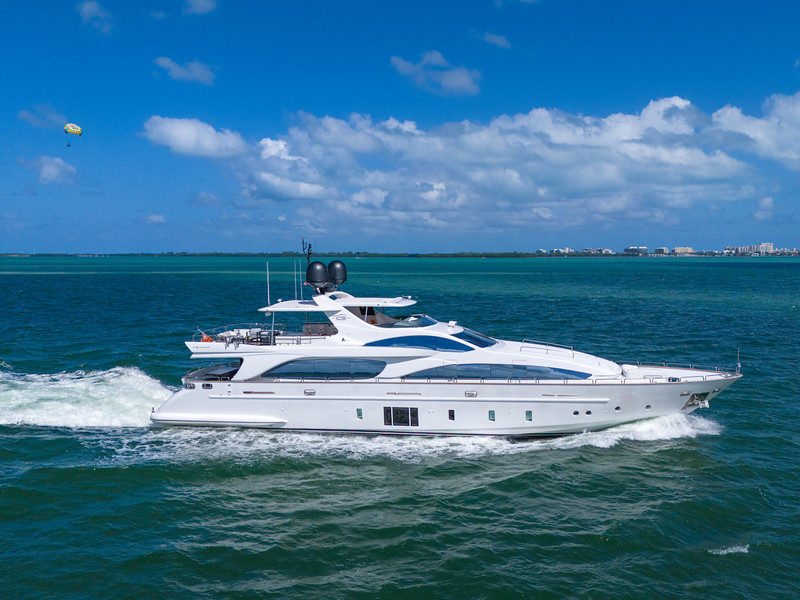 105ft Azimut yacht charter in Miami